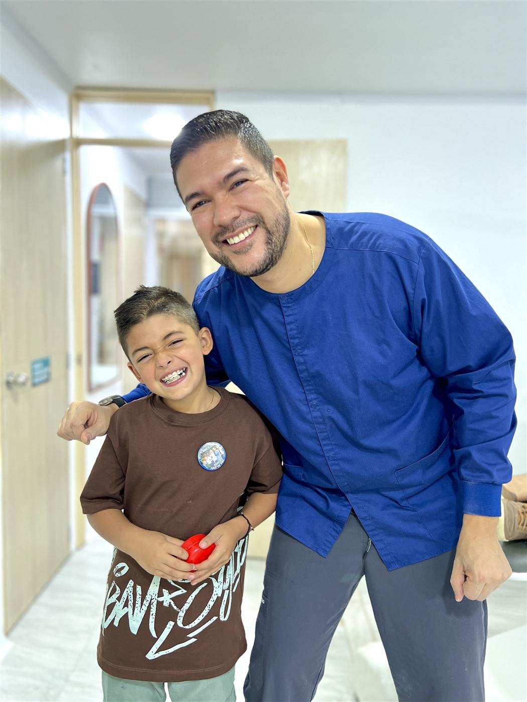 Especialista DE compartiendo con un paciente en el pasillo del consultorio