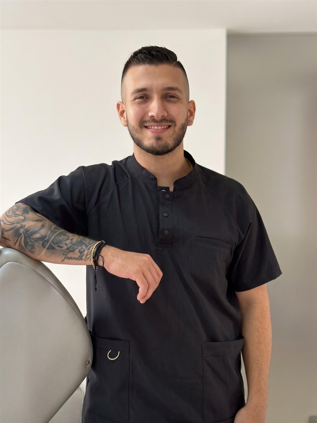 Dr. Luis Agudelo en el consultorio