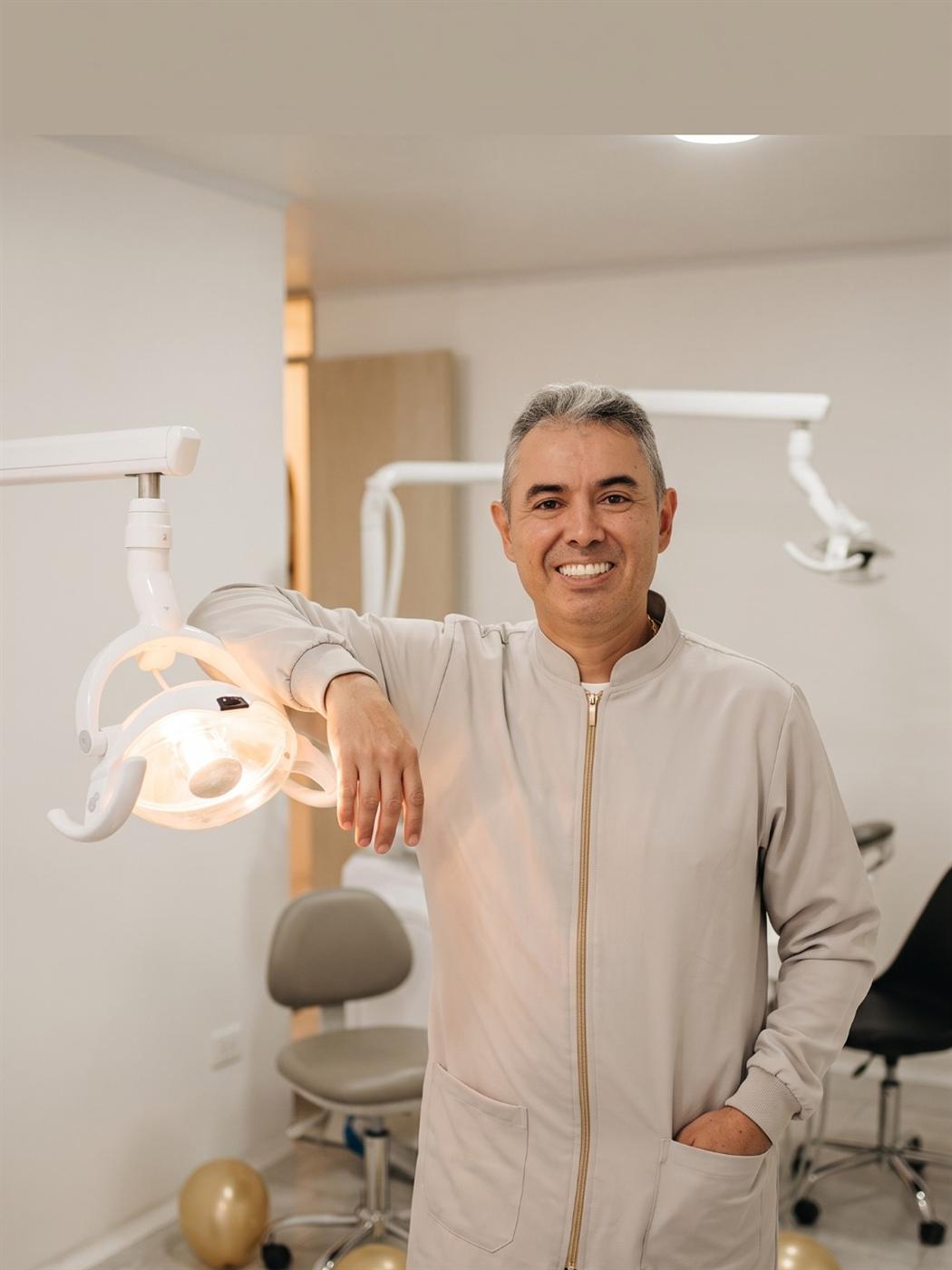 Dr. Wilson Muñoz en el consultorio