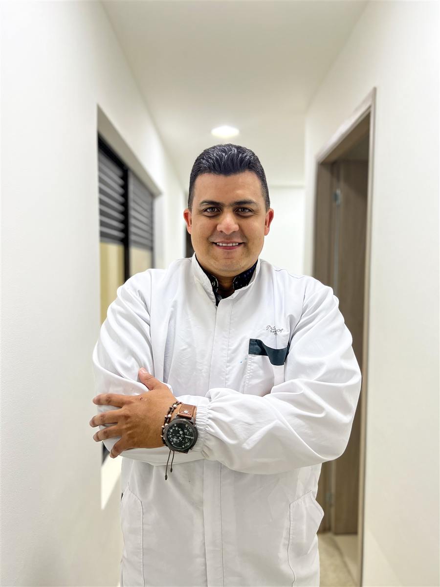 Dr. Daniel Echeverry en el consultorio odontológico