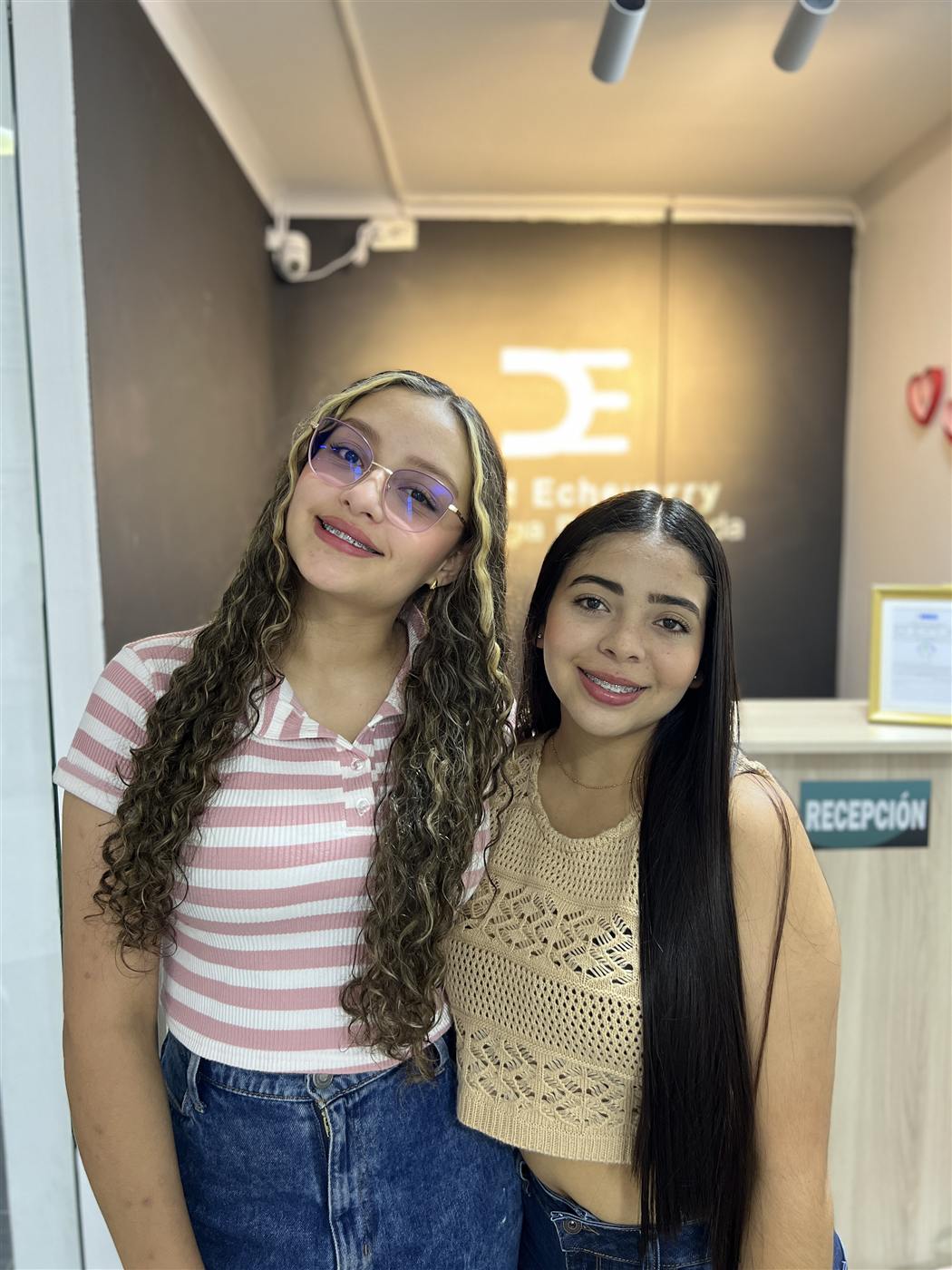 Pacientes sonrientes en la recepción DE